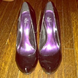 Shi black pumps